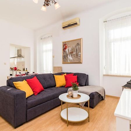 Apartman Lussi พูลา ภายนอก รูปภาพ